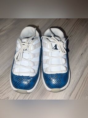 Jordan Toddler Air Jordan 11 Low Retro "Blue Snakeskin" sneakers 7C